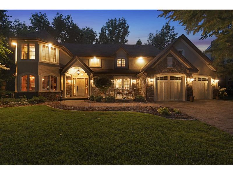 820 Promontory Pl, Eagan, MN 55123