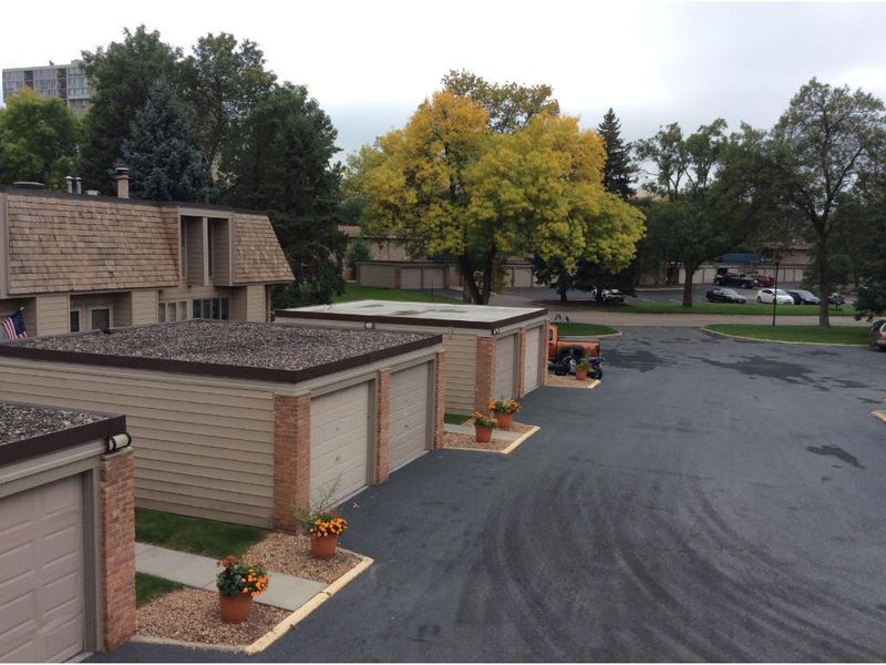 6337 Barrie Rd #0120, Edina, MN 55435