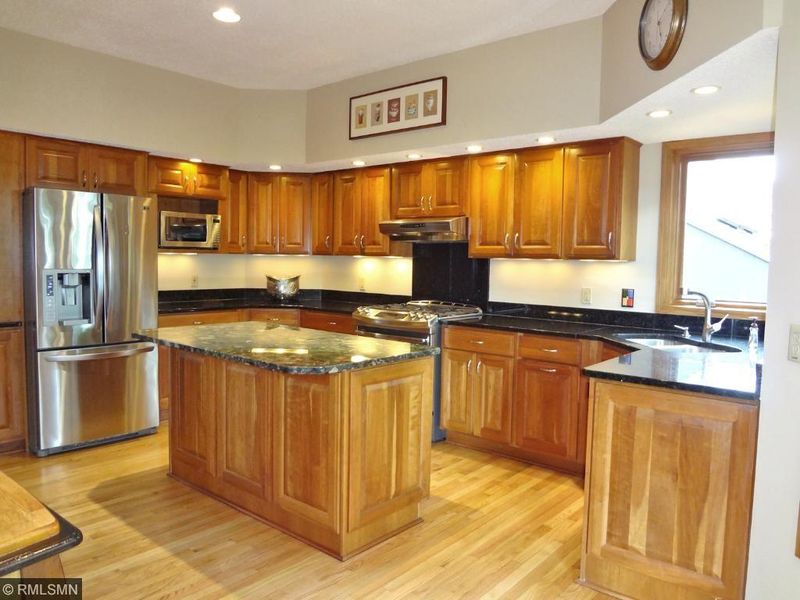 2240 Laurie Rd E, North Saint Paul, MN 55109