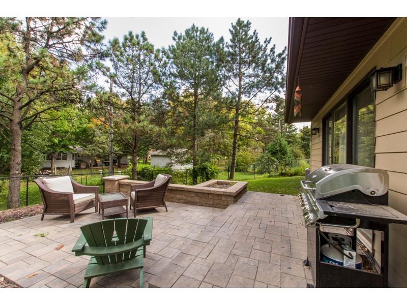 4850 Lakeview Dr, Shoreview, MN 55126