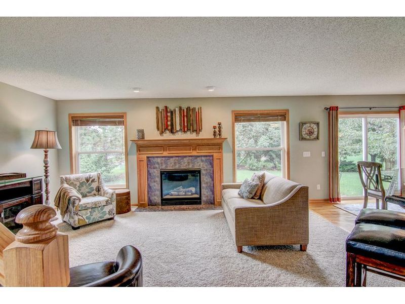 8008 Greenbriar Ln, Woodbury, MN 55125