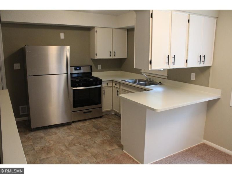 272 Grafton Ave N, Oakdale, MN 55128