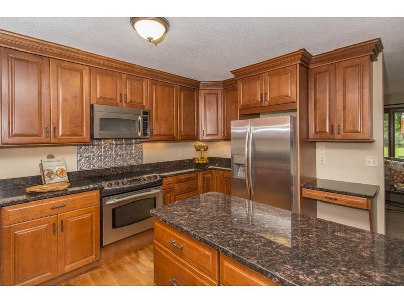 505 Heinel Dr, Roseville, MN 55113