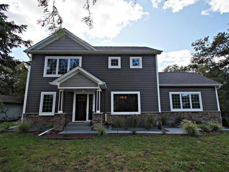 12117 Brenlyn Ln, Minnetonka, MN 55343