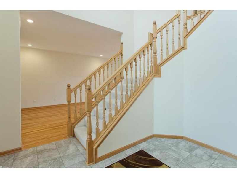 2263 Tilsen Ct E, Maplewood, MN 55119