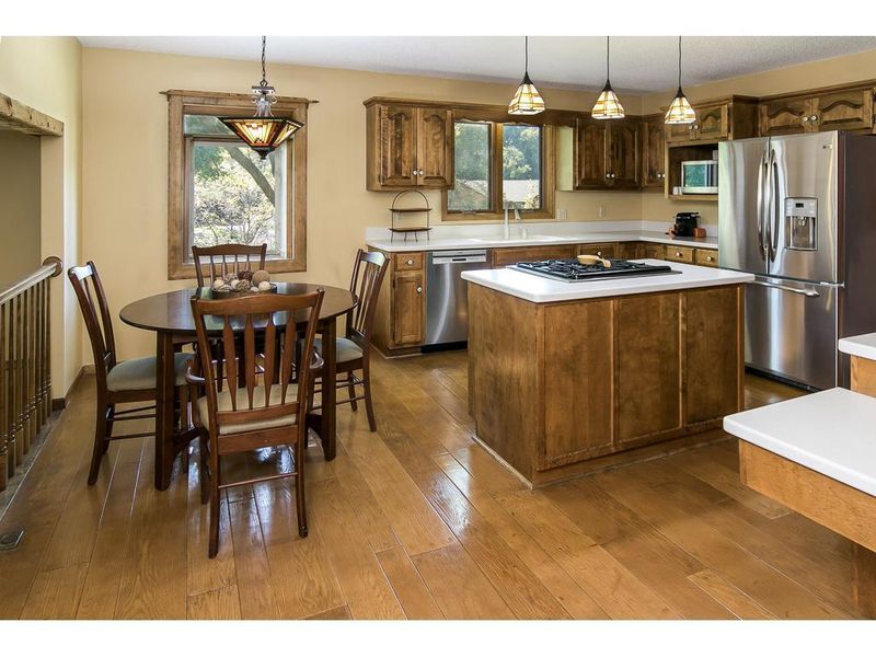 1425 Muir Ln, Burnsville, MN 55337