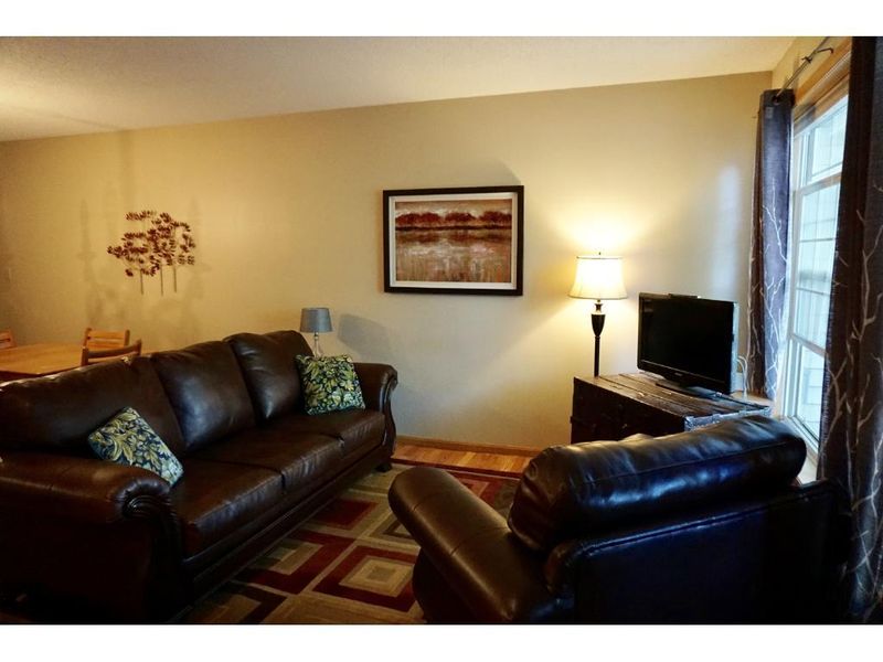 2025 Baneberry Way E, Chanhassen, MN 55317