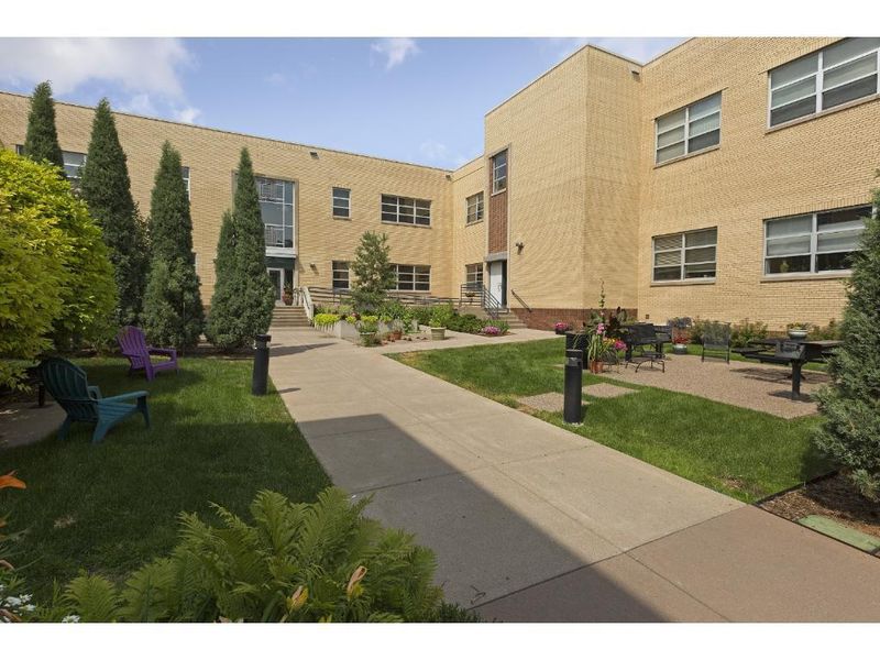 111 E Franklin Ave #302, Minneapolis, MN 55404