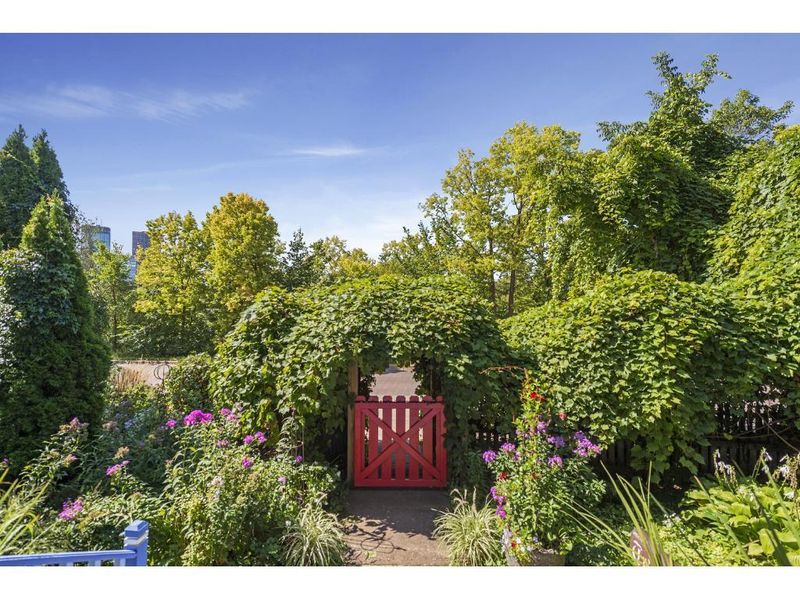 105 Island Ave W, Minneapolis, MN 55401