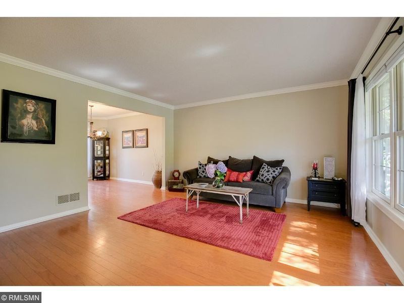 2593 Mailand Rd E, Maplewood, MN 55119