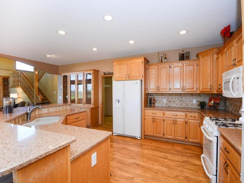 24700 Emerald Ln, Lakeville, MN 55044