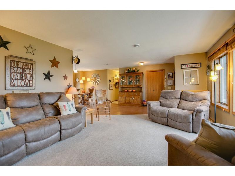 21650 Oakdale Dr, Rogers, MN 55374