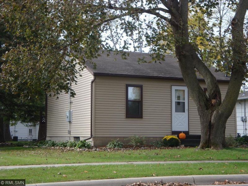 449 E Washington St, Le Center, MN 56057