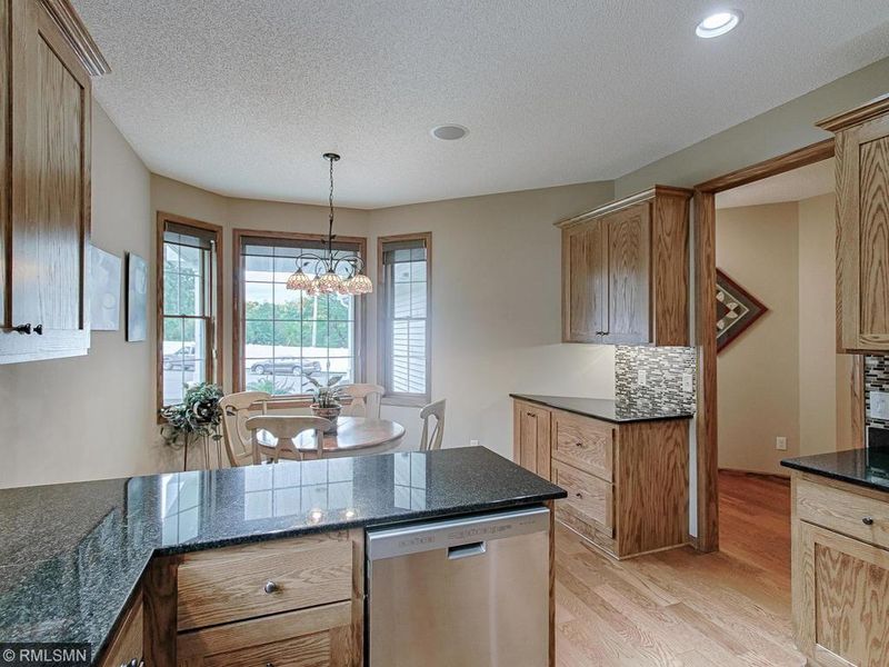 373 Sophia Ave E, Maplewood, MN 55117
