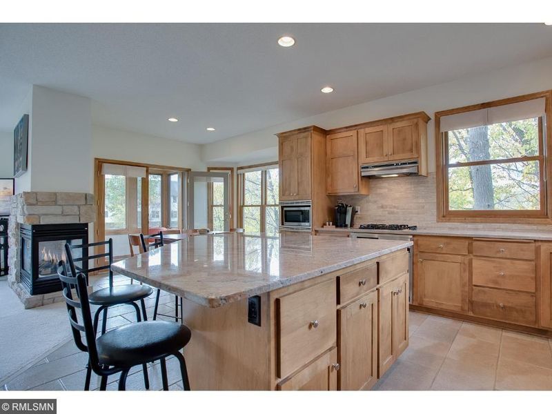 2556 Oakridge Ct E, Maplewood, MN 55119