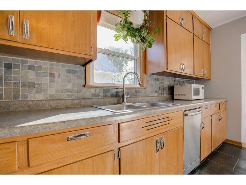 1023 Van Buren Ave, Saint Paul, MN 55104