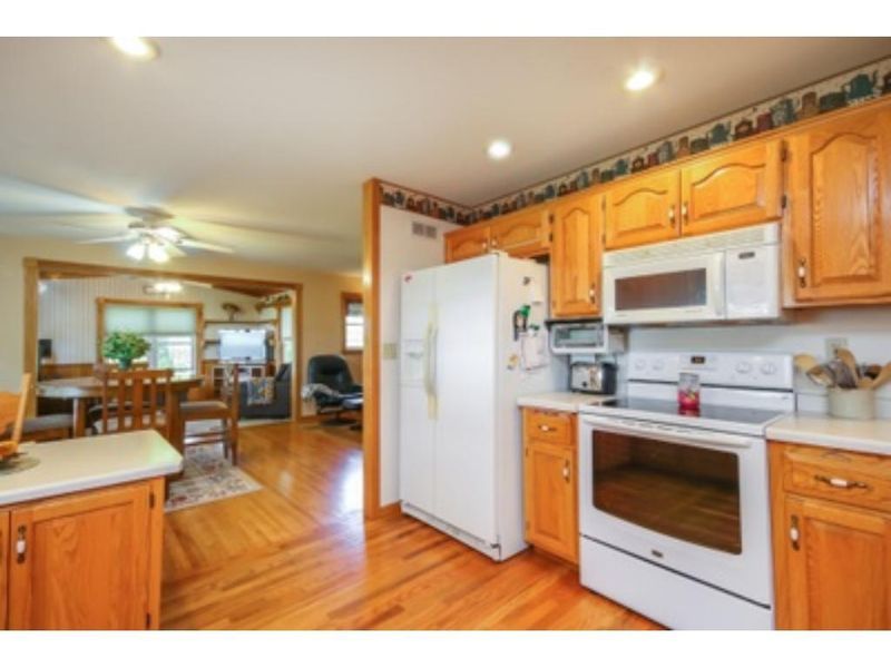 21306 Lexington Rd, Le Center, MN 56057