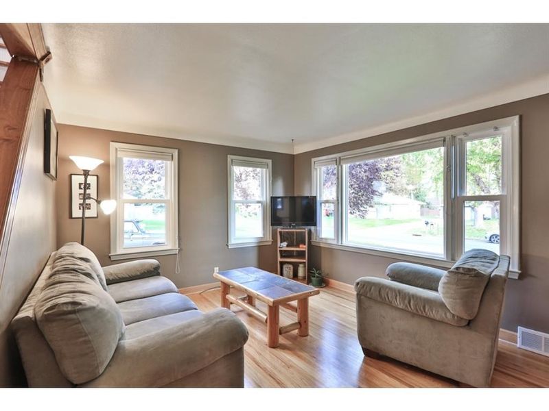 1516 Sherren Ave E, Maplewood, MN 55109