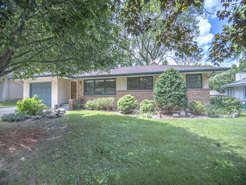 2777 Galtier St, Roseville, MN 55113