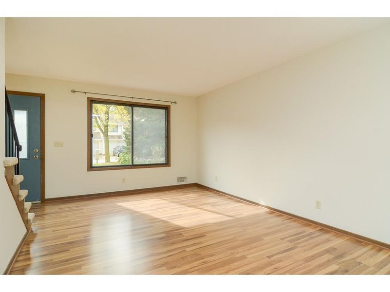 947 Sylvia Ln, Shoreview, MN 55126