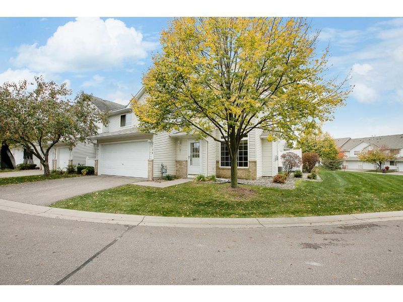 8718 Quarry Ridge Ln #E, Woodbury, MN 55125