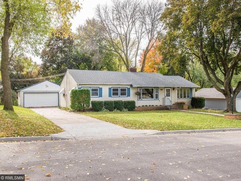 1270 Lark Ave, Maplewood, MN 55109