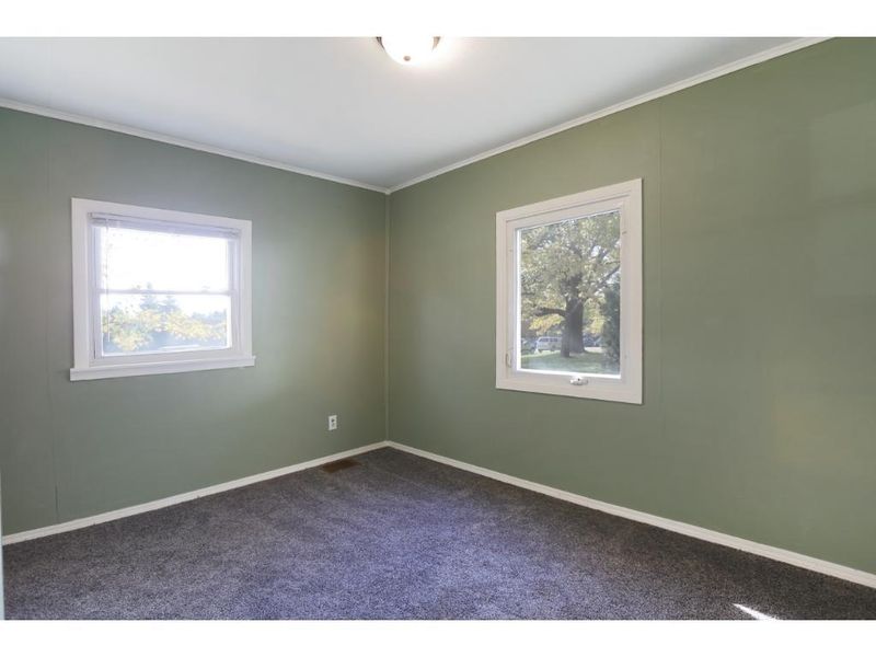 2421 Holloway Ave E, Maplewood, MN 55109