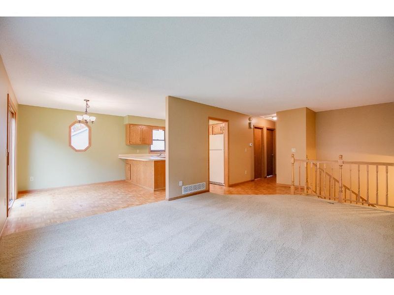 2450 Hamlet Ave N, Oakdale, MN 55128