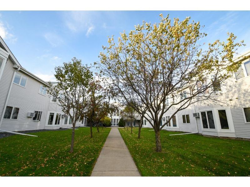 2210 E 40th St #105, Minneapolis, MN 55407