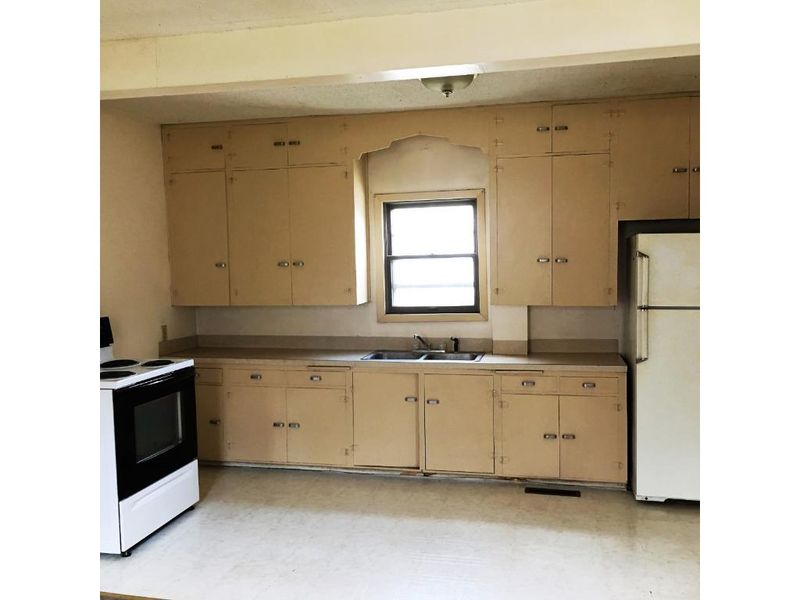 106 S 6th St, Henderson, MN 56044