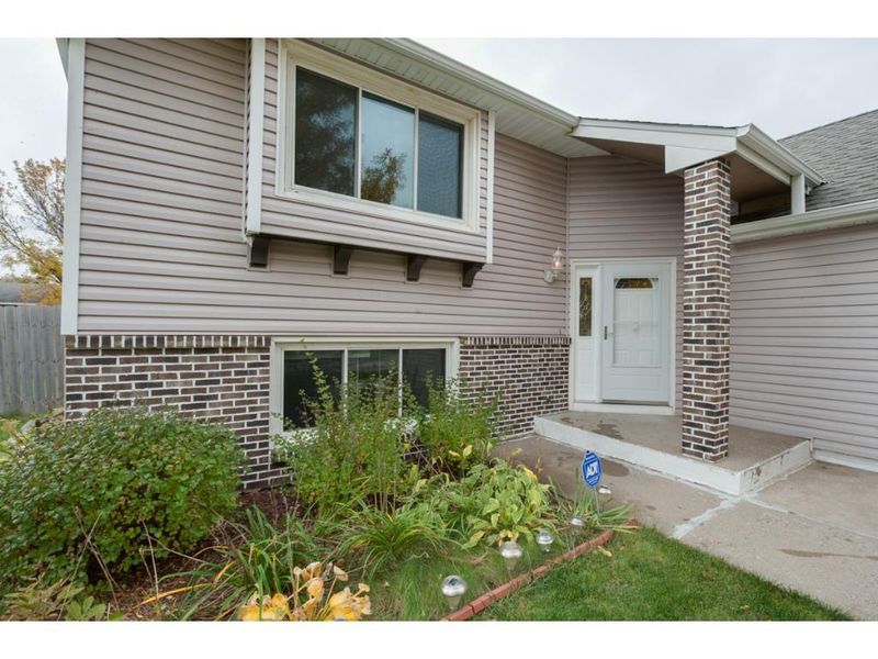 3805 Iris Cir, Burnsville, MN 55337
