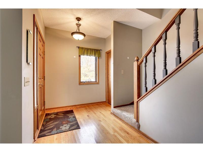 405 Interlachen Rd, Burnsville, MN 55306