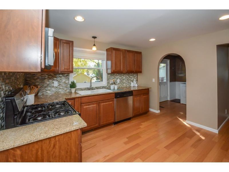 936 Dodd Rd, West Saint Paul, MN 55118
