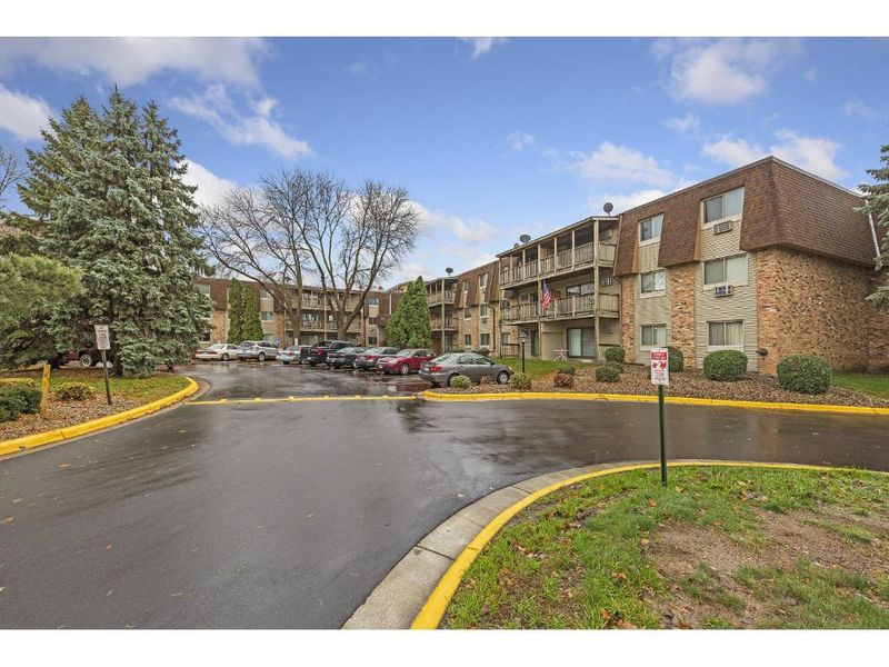 2011 E 122nd St #D12, Burnsville, MN 55337
