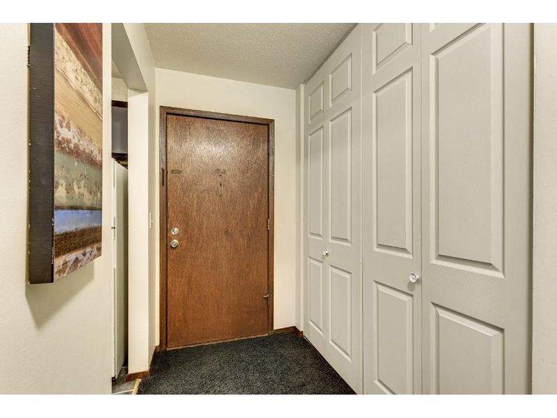 2011 E 122nd St #D12, Burnsville, MN 55337