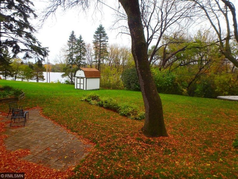 1073 Pike Lake Dr, New Brighton, MN 55112