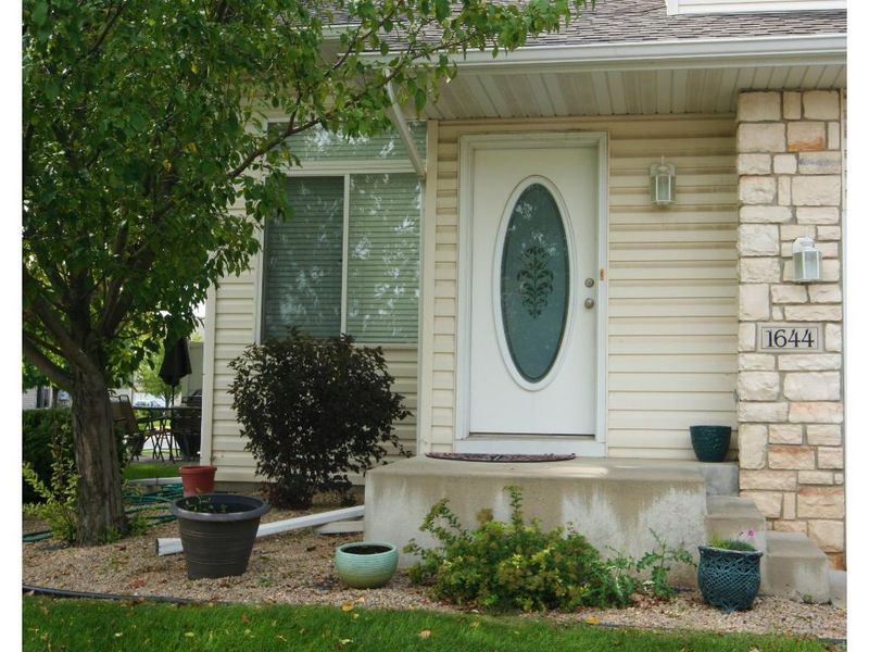 1644 Lexington Ln, Shakopee, MN 55379