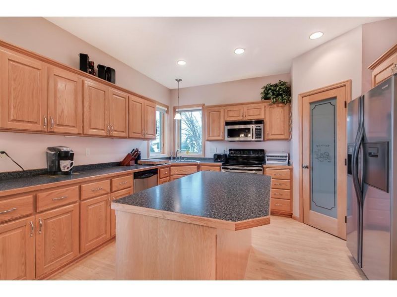 9040 Farnsworth Ct N, Brooklyn Park, MN 55443