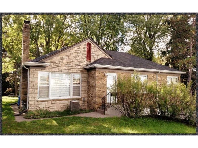 604 Highway 36 W, Roseville, MN 55113