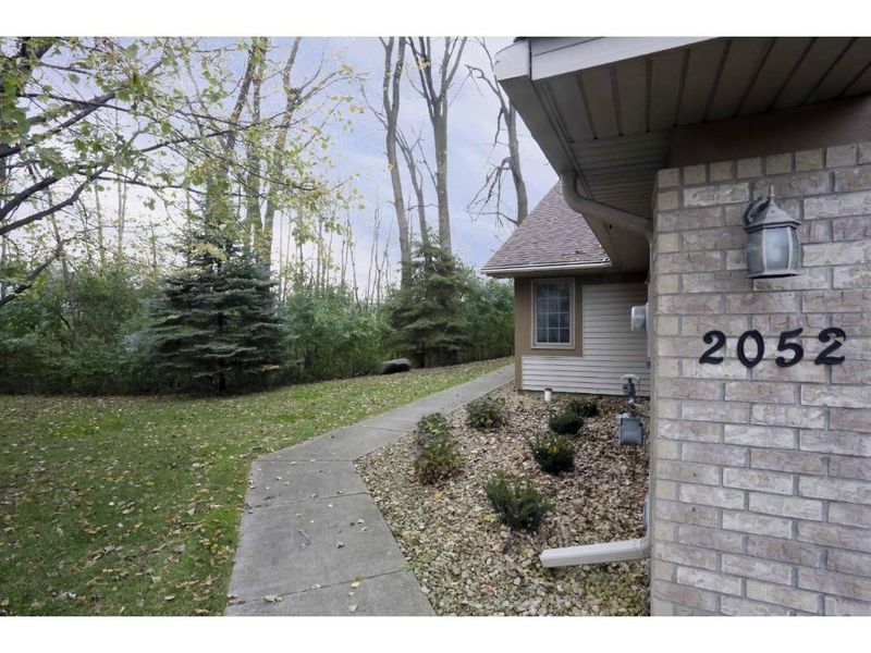 2052 Holloway Ave E, Maplewood, MN 55109