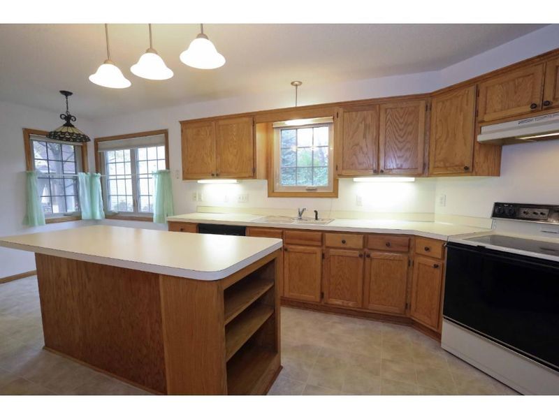 2052 Holloway Ave E, Maplewood, MN 55109