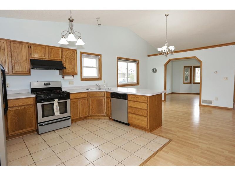 7127 44th St N, Oakdale, MN 55128