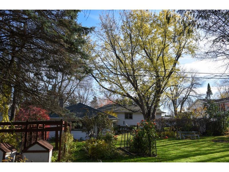 1821 Myrtle St, Maplewood, MN 55109