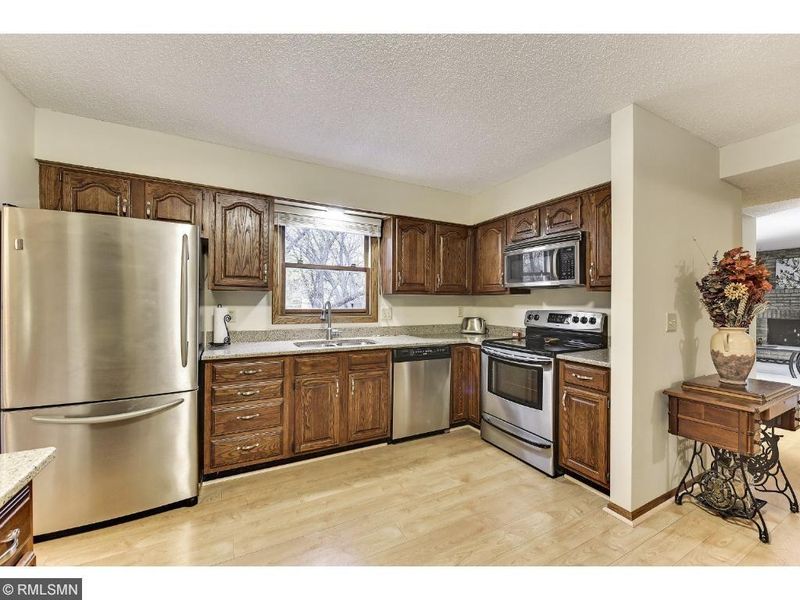 18543 Harrogate Dr, Eden Prairie, MN 55346