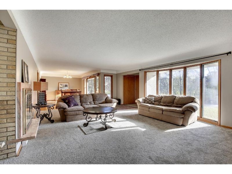 2933 Troseth Rd, Roseville, MN 55113