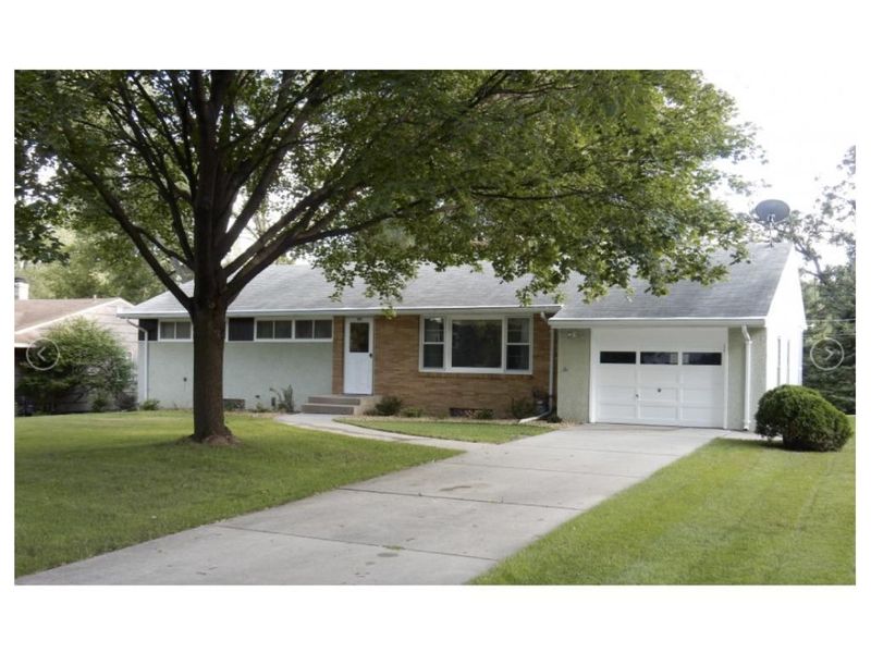 684 Roma Ave, Roseville, MN 55113