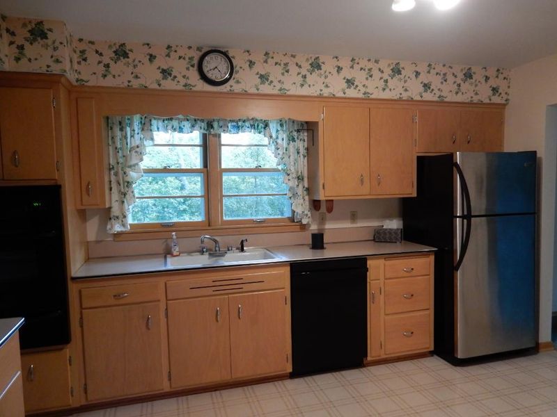 684 Roma Ave, Roseville, MN 55113