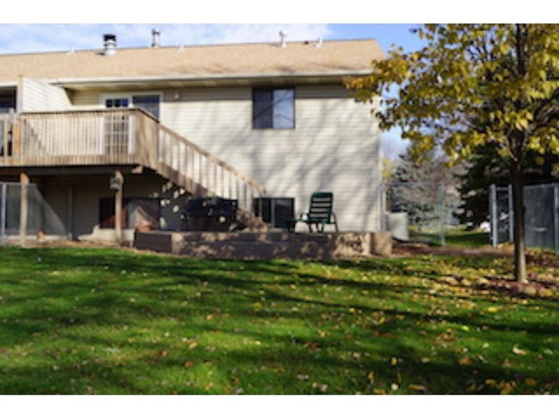 1272 Hilltop Ct, Maplewood, MN 55109