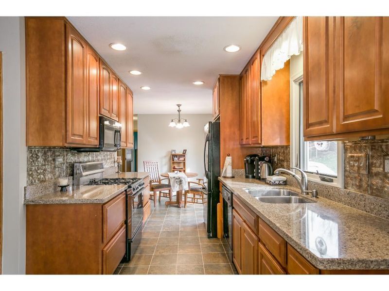 3617 Shepherd Hills Dr, Bloomington, MN 55431