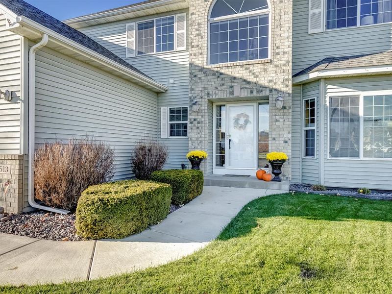 2513 Schneider Ct, Chaska, MN 55318
